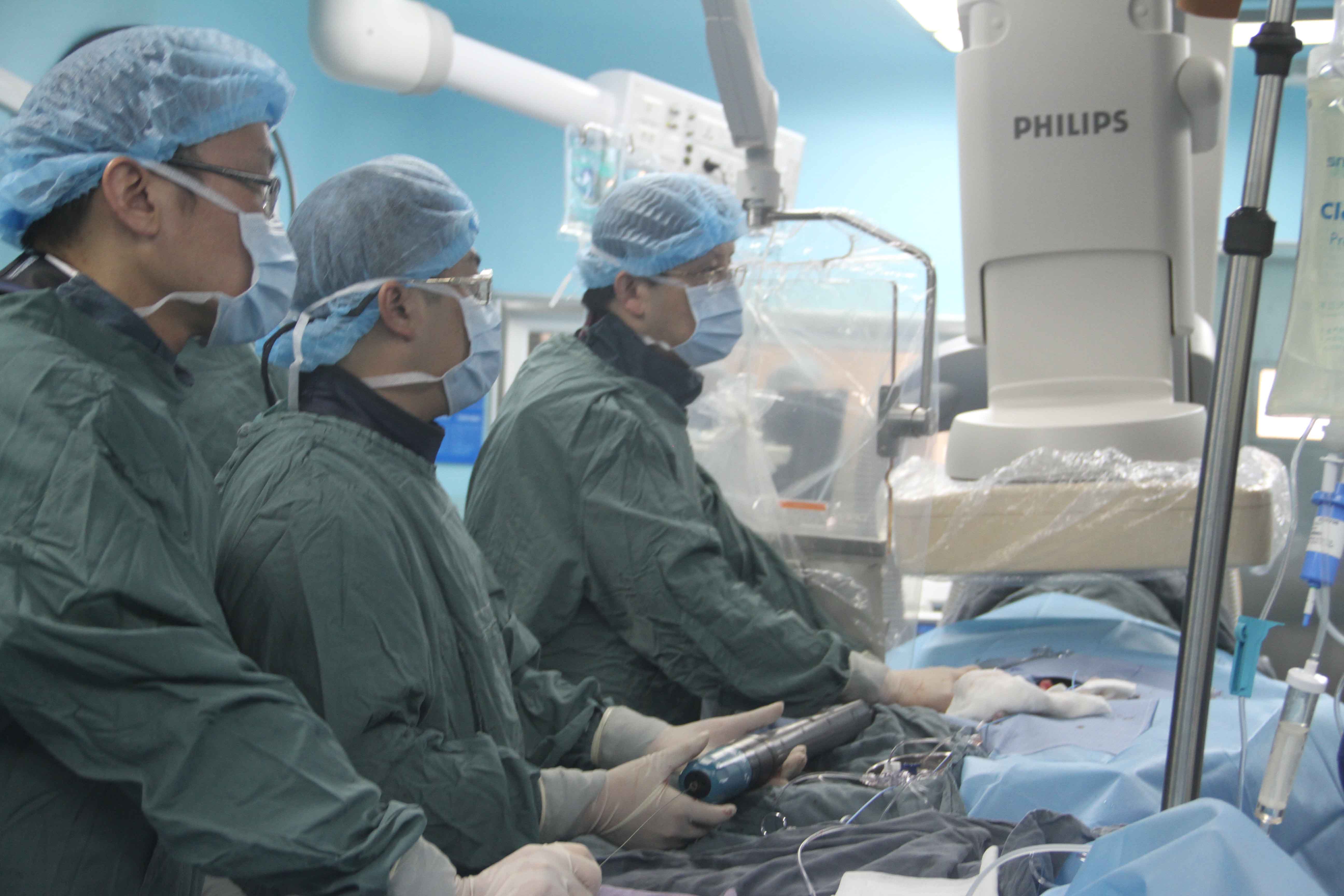 王建安团队在我国首次成功应用最新型可回收装置实施经导管主动脉瓣置换术
